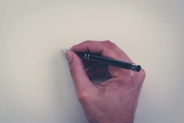 Χέρι που κρατά την πένα απομονωθεί σε λευκό φόντο — Φωτογραφία Αρχείου