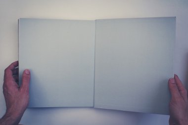 boş sayfaları ile açık kitap holding eller 