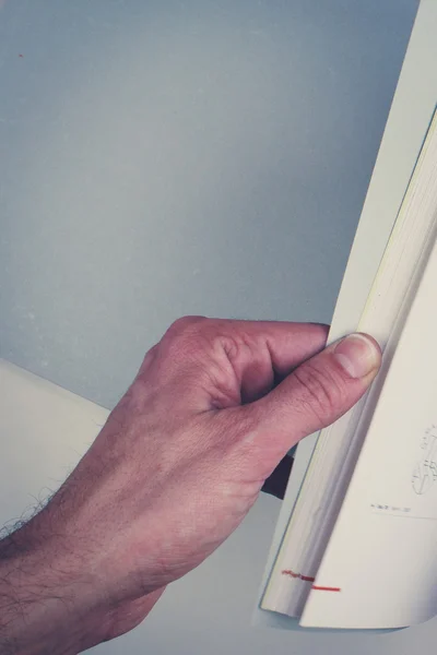 Händerna vrida sidorna i Tom bok med tomma sidor — Stockfoto