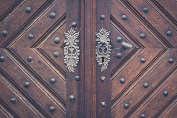Piękne stare drewniane drzwi drzwi metalowe uchwyty, vintage wygląd — Zdjęcie stockowe