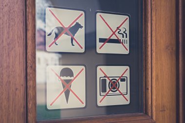 iz yok, köpek yok, sigara içmek yasak, hiçbir fotoğraf, kapıyı hiçbir dondurma işareti