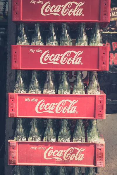 Botellas de cola de coca vacías contenedores apilados - estilo vintage —  Fotos de Stock