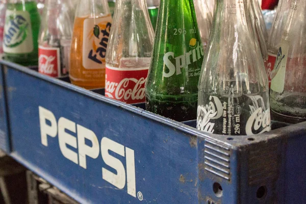 Coca cola, fanta en sprite flessen in pepsi vak - vintage styl — Stockfoto