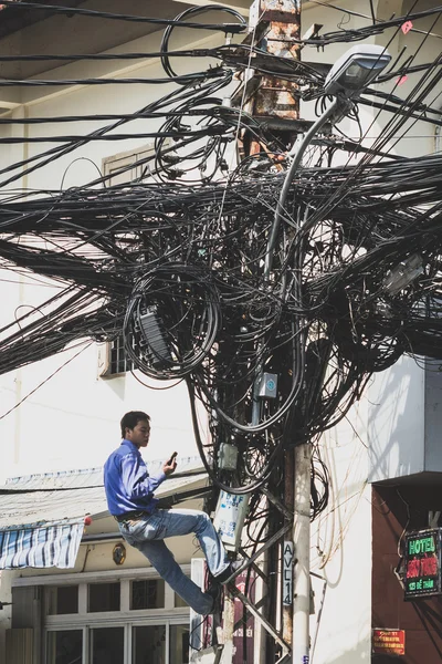 Electrician fixing messy cables - communication network — Stock Photo, Image