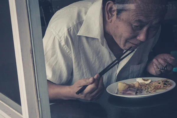 Πορτρέτο του ένα ηλικίας ασιατικό άτομο τρώει — Φωτογραφία Αρχείου