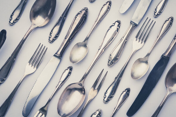 красивые старые серебряные столовые приборы - фильтр винтажного стиля
 