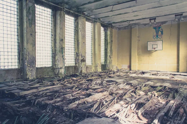 Salão de esportes de basquete velho, escola abandonada — Fotografia de Stock