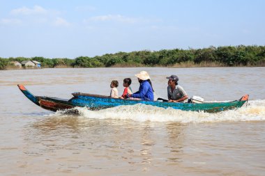 Aile siem yakınındaki tonle sap Gölde yüzen village yakınındaki teknede reap, Kamboçya.
