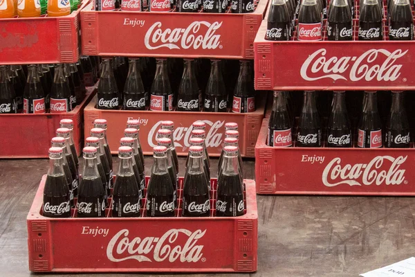 Botellas vintage de Coca Cola en caja de plástico rojo , — Foto de Stock