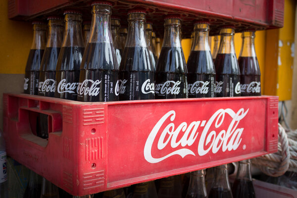 Винтажные бутылки кока-колы в красной пластиковой коробке
,