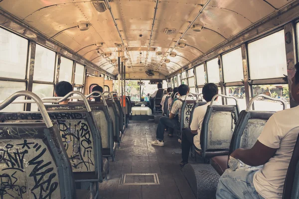 Pessoas dentro de ônibus público, Bangkok, Tailândia . — Fotografia de Stock