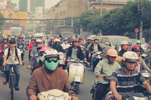 Tráfico por carretera lleno de motos y conductores de scooter . —  Fotos de Stock