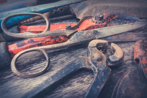 Old rusty tools - alat berkebun vintage pada latar belakang kayu — Stok Foto