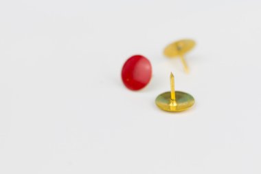 Beyaz arkaplanda küçük raptiyeler izole edildi