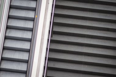 Merdivenler ve yürüyen merdiven yukarıda, kavram yukarı ve aşağı