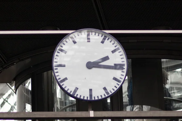 Κλασικό ρολόι δημόσιου σιδηροδρομικό σταθμό, την ώρα του — Φωτογραφία Αρχείου