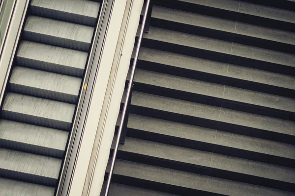 Merdivenler ve yürüyen merdiven yukarıda, kavram yukarı ve aşağı