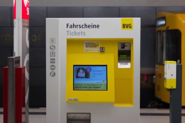  BVG bilet satış makinesi metro istasyonunda Berlin, Almanya