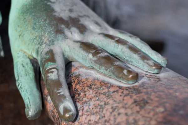 오래 된 동상 누워의 금속 손 — 스톡 사진