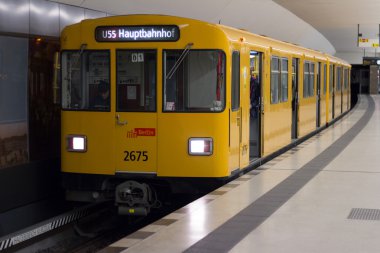 Tren istasyonunda Brandenburger Tor metro (U-Bahn) 