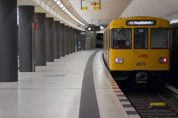 Tunnelbana (U-Bahn) på tågstationen Brandenburger Tor — Stockfoto