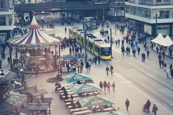 Personas y trenes en Alexanderplatz en Berlín — Foto de Stock