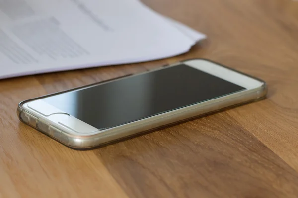 Smartphone - Handy auf Holztisch — Stockfoto