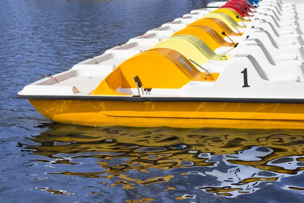 Linha de barcos de pedal em um cais, linha de barcos — Fotografia de Stock