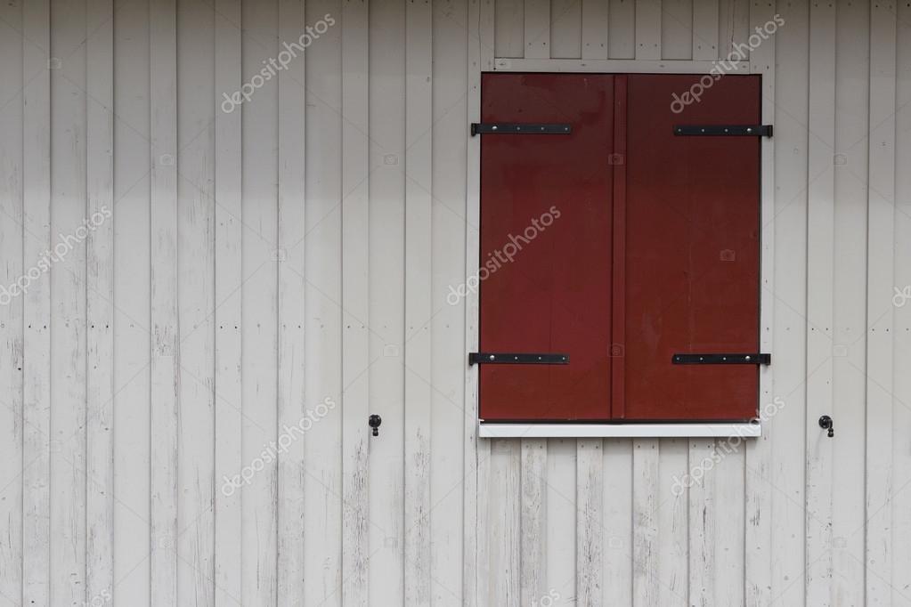 Außen ländliches Gebäude - hölzerne Fensterläden an Holzwand