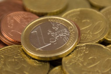 Bir Euro jeton Euro coins makro yığını üzerinde