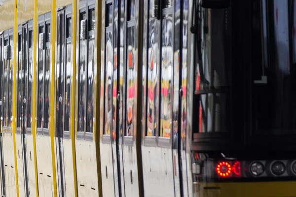 Tram, trein van het openbaar vervoer in Berlijn, Duitsland — Stockfoto