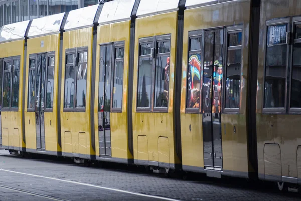 Tramvaj, vlak veřejné dopravy v Berlíně, Německo — Stock fotografie