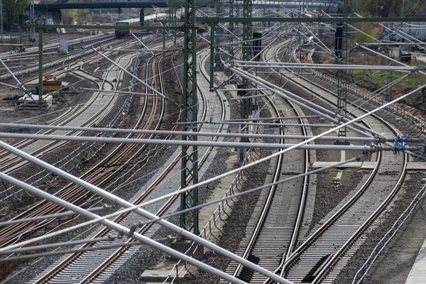 Spoorweg, rolbanen, spoorwegen en macht voedingsleidingen — Stockfoto