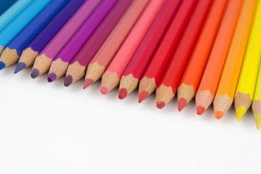 Beyaz arkaplanda renkli kalemler 