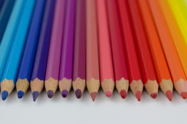 Beyaz arkaplanda renkli kalemler 