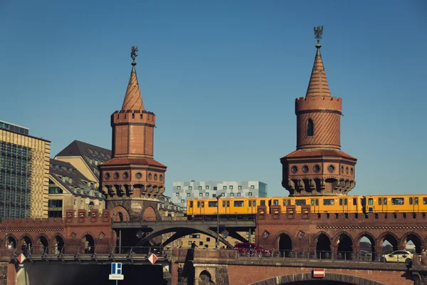 Most oberbaum (Oberbaumbruecke) w Berlinie kreuzberg — Zdjęcie stockowe