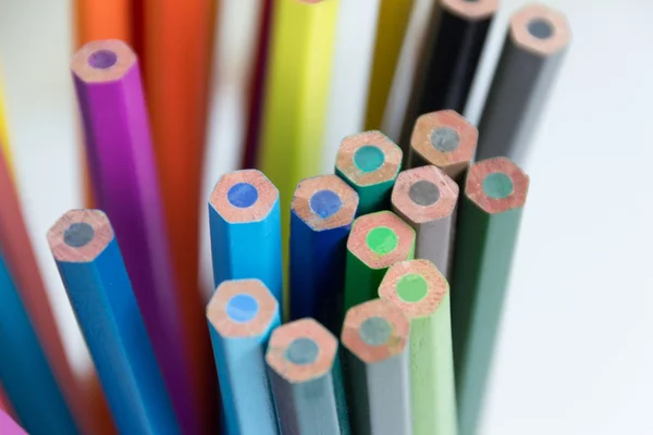 Πολλοί μολύβια χρώματος στο Κύπελλο από ψηλά — Φωτογραφία Αρχείου