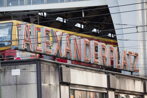 Berlin alexanderplatz - železniční stanice jméno znamení — Stock fotografie