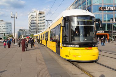 Alexanderplatz, Berlin, Almanya, elektrikli tramvay tren. 