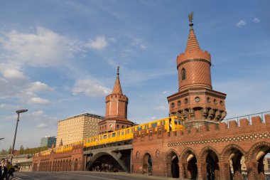  metro tren oberbaum Köprüsü'nde Berlin