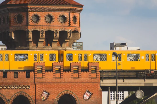 Vlak metra na Oberbaumbrücke v Berlíně — Stock fotografie