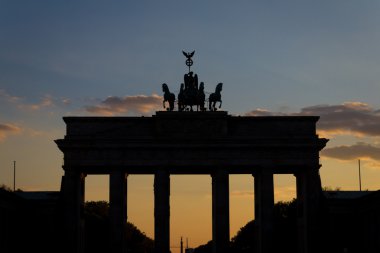 Gün batımı sırasında Brandenburg Kapısı (Brandenburger Tor)
