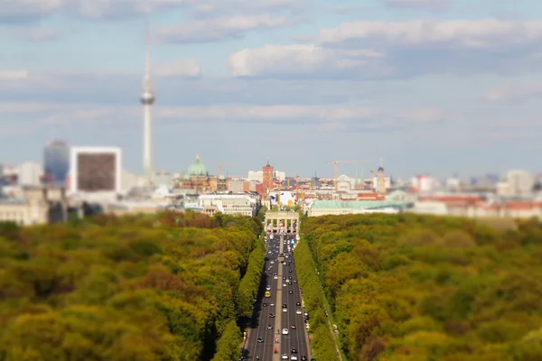 De skyline van de stad van Berlijn over Brandenburger Tor — Stockfoto