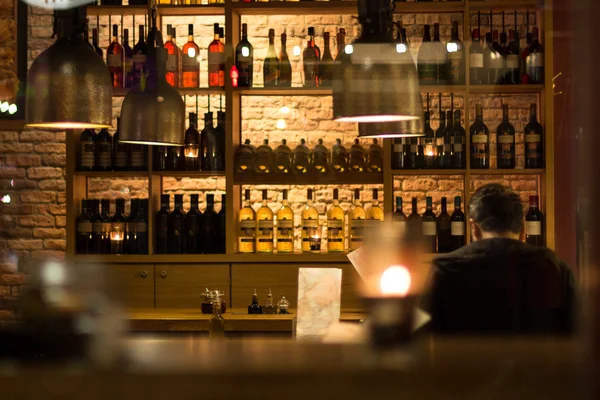 Restoran bar, tek başına oturan adam