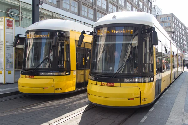 Dwa pociągi elektryczne Tramwaje w Berlinie — Zdjęcie stockowe