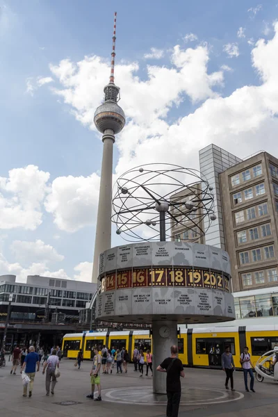 Relógio mundial e torre de televisão (Fernsehturm) em Alexanderplatz — Fotografia de Stock