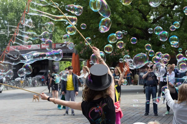 Artista callejero haciendo burbujas de jabón en la calle — Foto de Stock