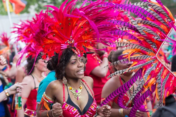 Frau im Kostüm beim Karneval der Kulturen in Berlin — Stockfoto