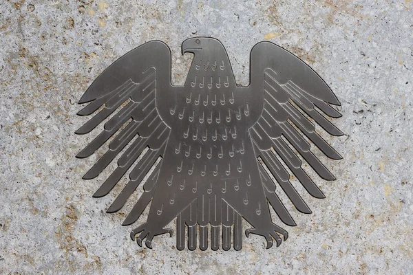 Berlin, Almanya - 29 Haziran 2016: Alman kartal (Bundesadler), Almanya Federal Federal Meclisi binasında logosu. 
