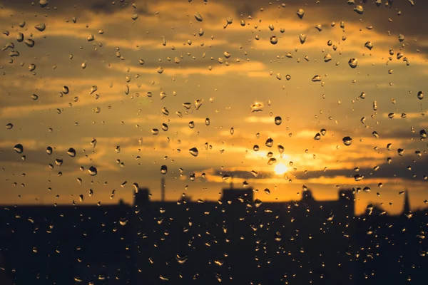 Gotas de lluvia en la ventana - atardecer cielo fondo — Foto de Stock